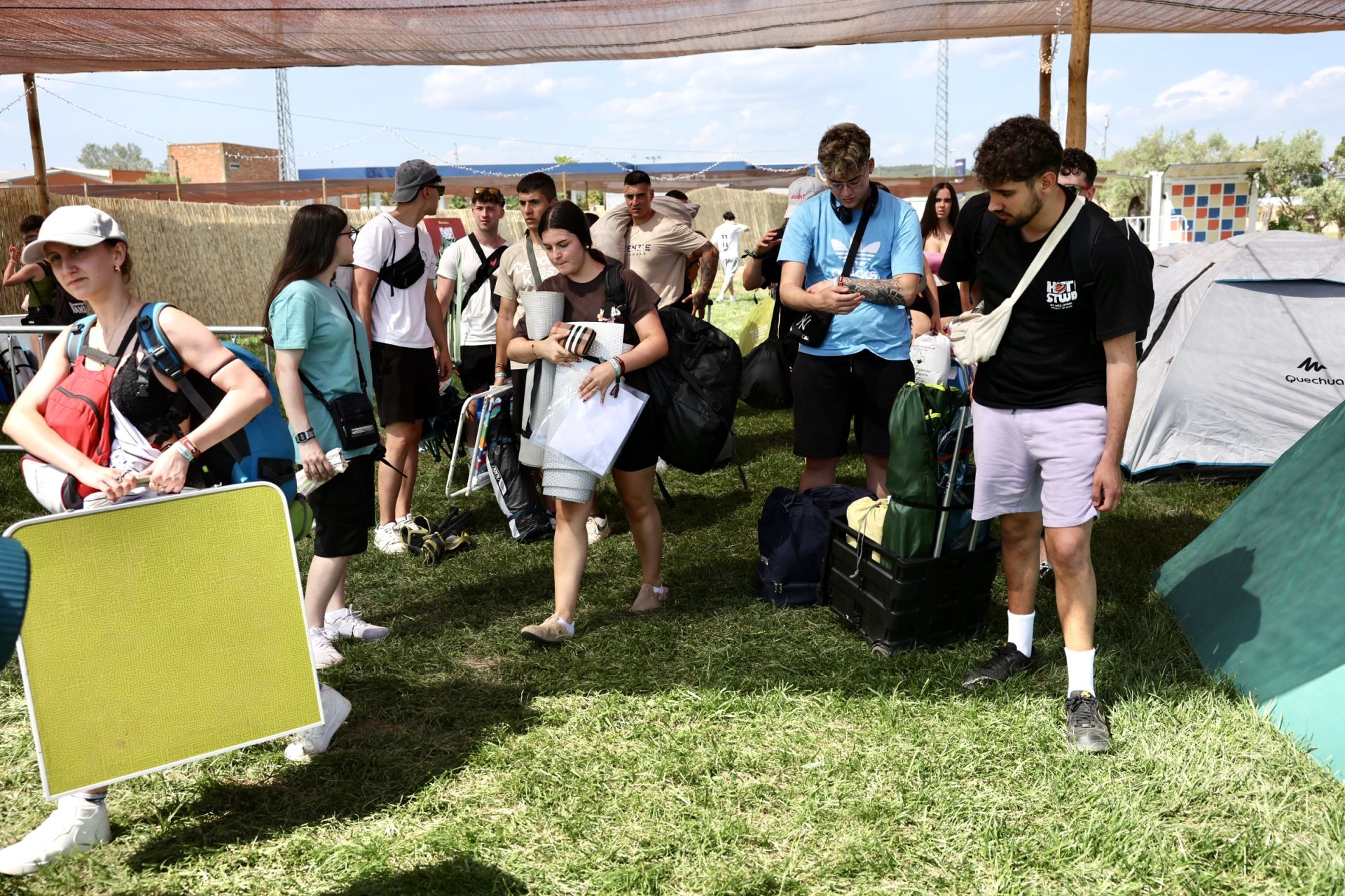 Los &#039;holikers&#039; llegan al festival y se instalan en el camping