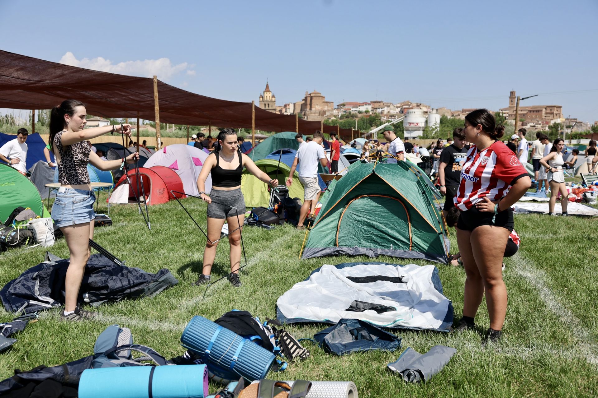 Los &#039;holikers&#039; llegan al festival y se instalan en el camping