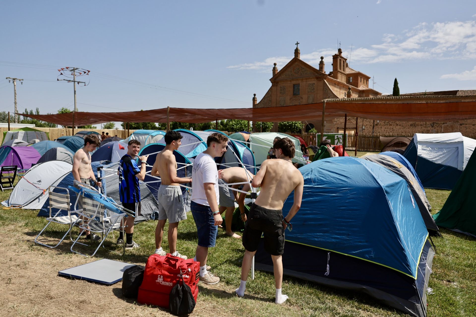 Los &#039;holikers&#039; llegan al festival y se instalan en el camping