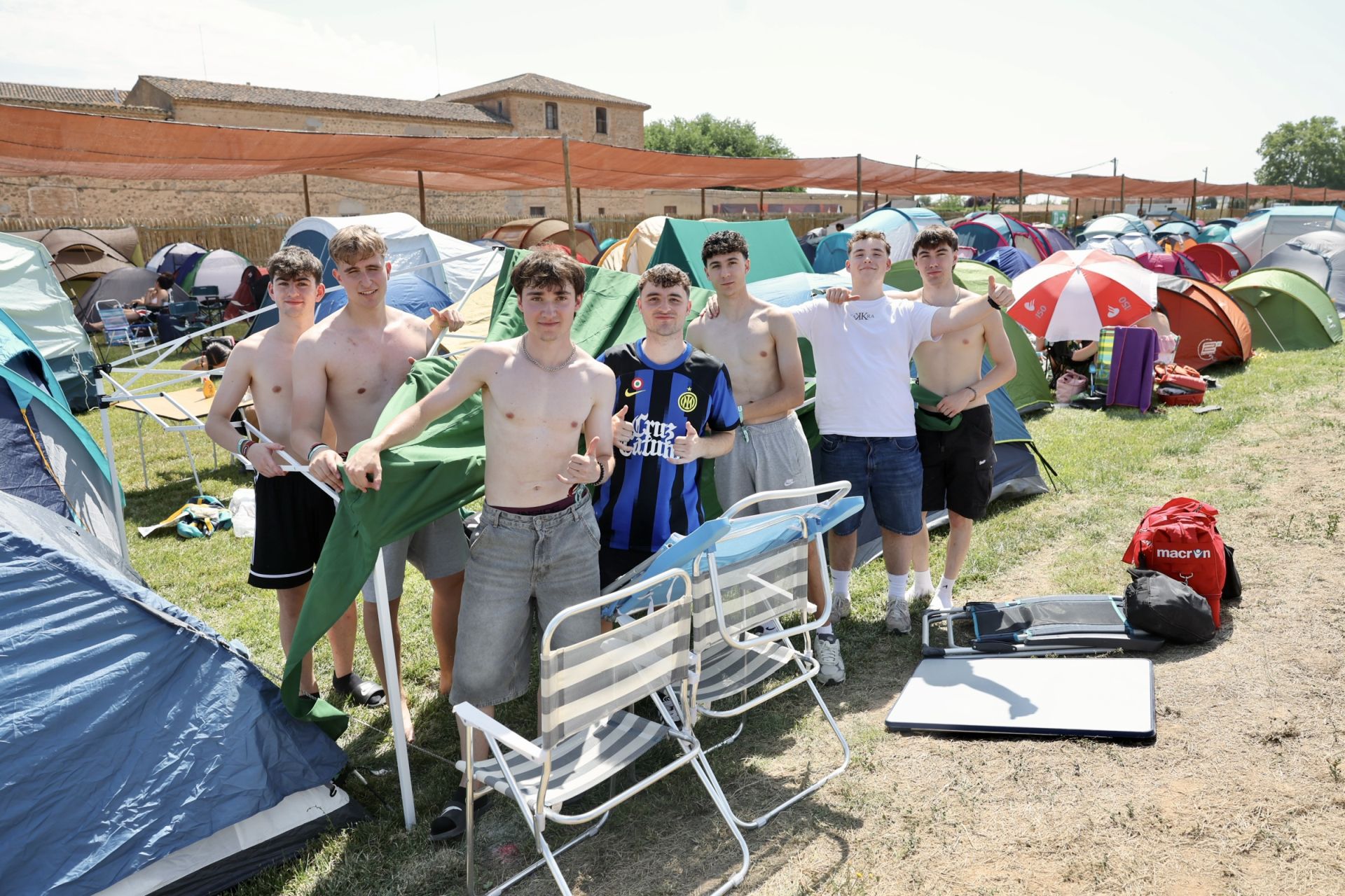 Los &#039;holikers&#039; llegan al festival y se instalan en el camping
