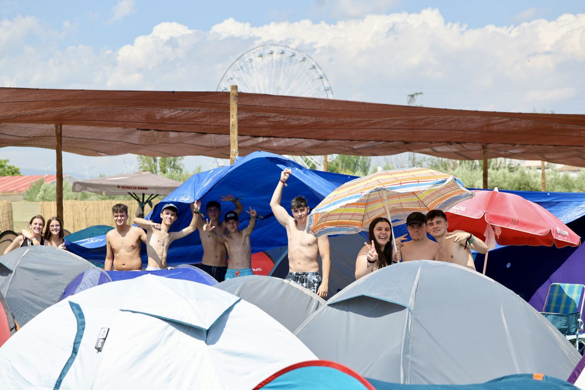 Los &#039;holikers&#039; llegan al festival y se instalan en el camping