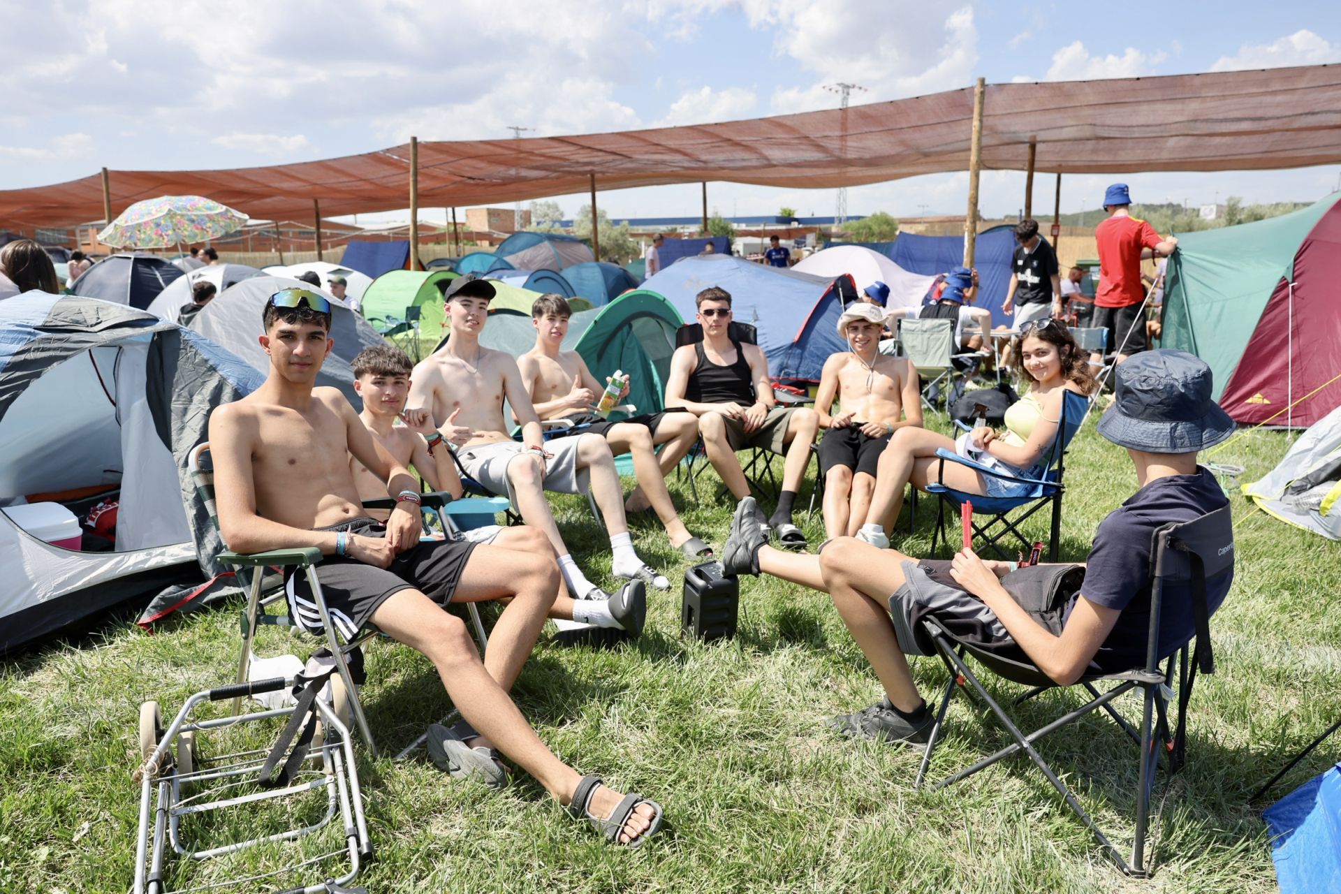 Los &#039;holikers&#039; llegan al festival y se instalan en el camping