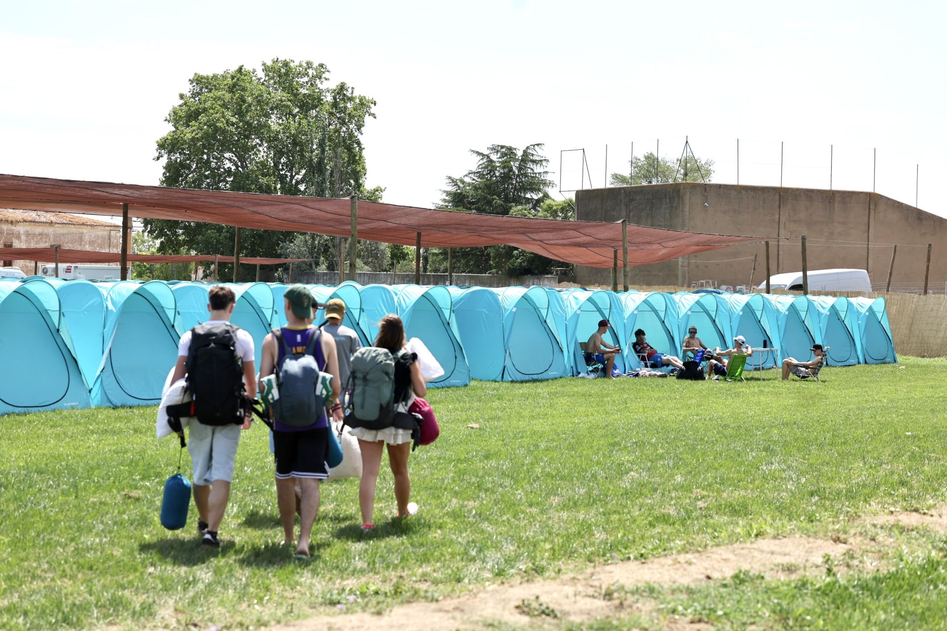 Los &#039;holikers&#039; llegan al festival y se instalan en el camping