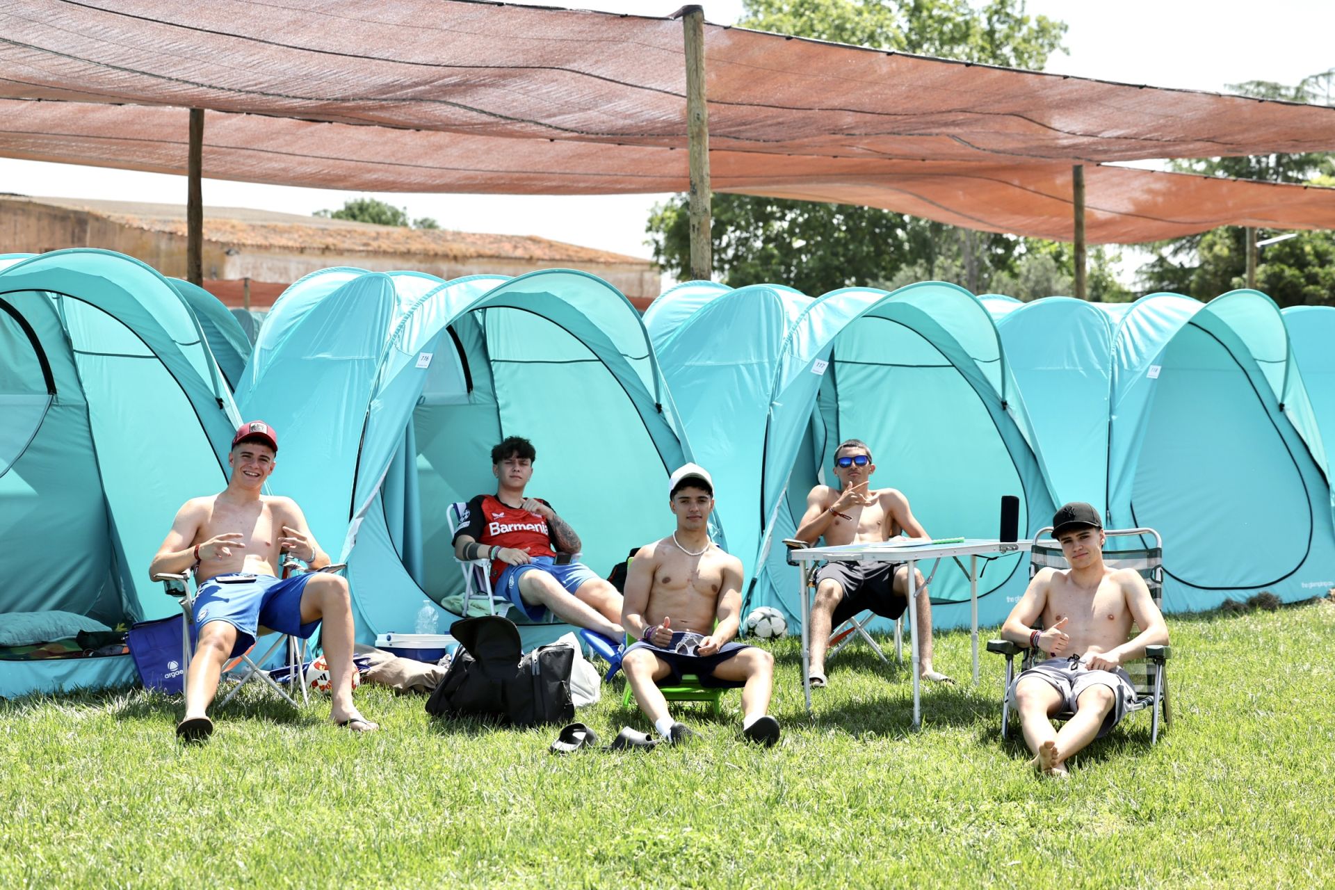 Los &#039;holikers&#039; llegan al festival y se instalan en el camping