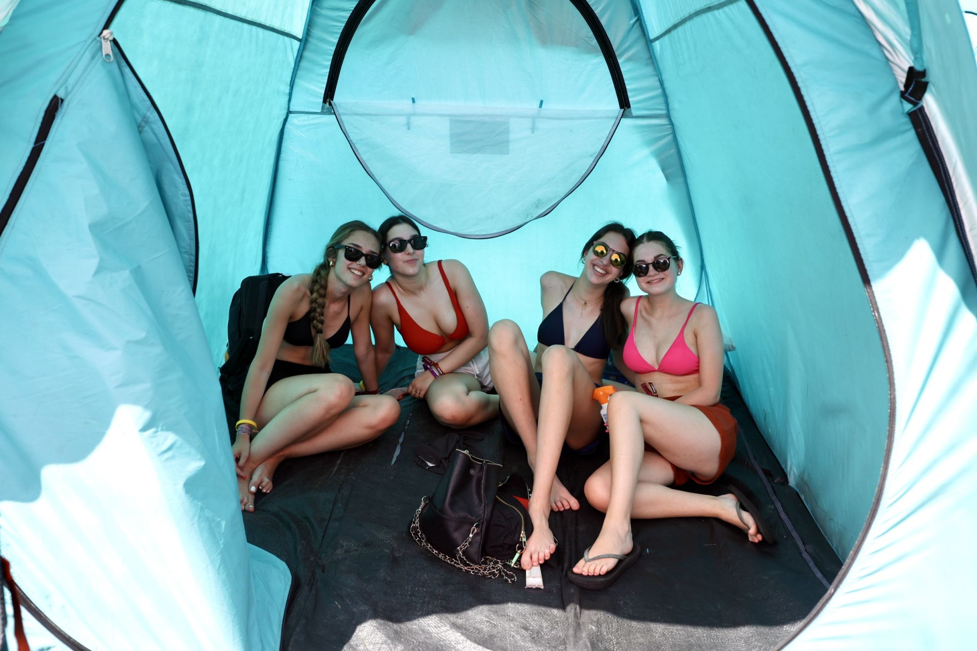 Los &#039;holikers&#039; llegan al festival y se instalan en el camping