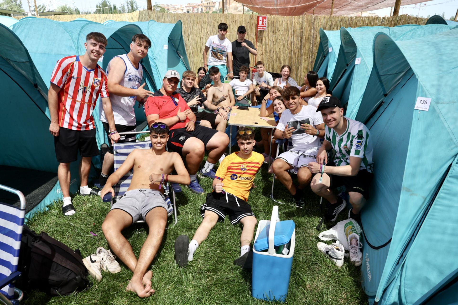 Los &#039;holikers&#039; llegan al festival y se instalan en el camping