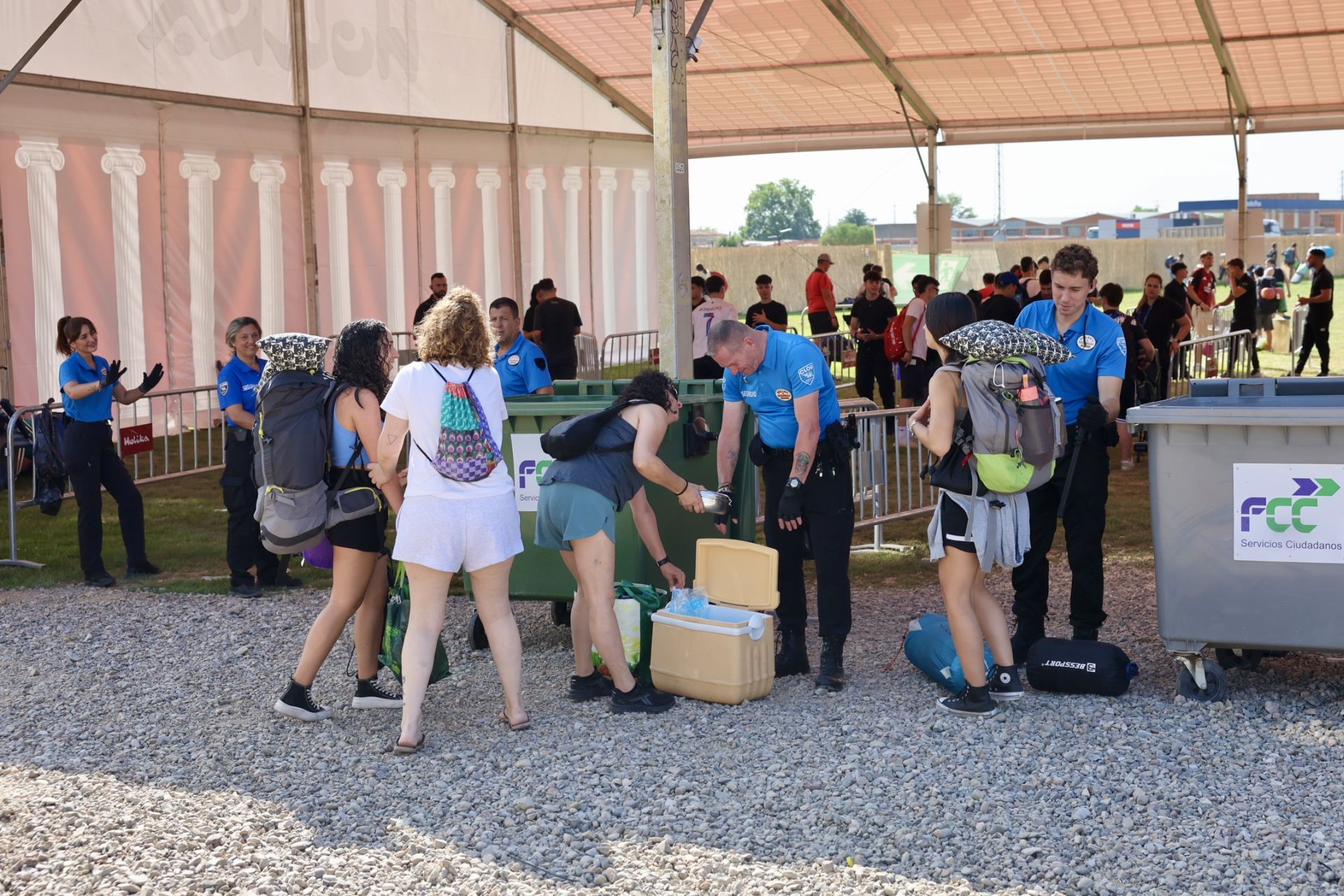 Los &#039;holikers&#039; llegan al festival y se instalan en el camping