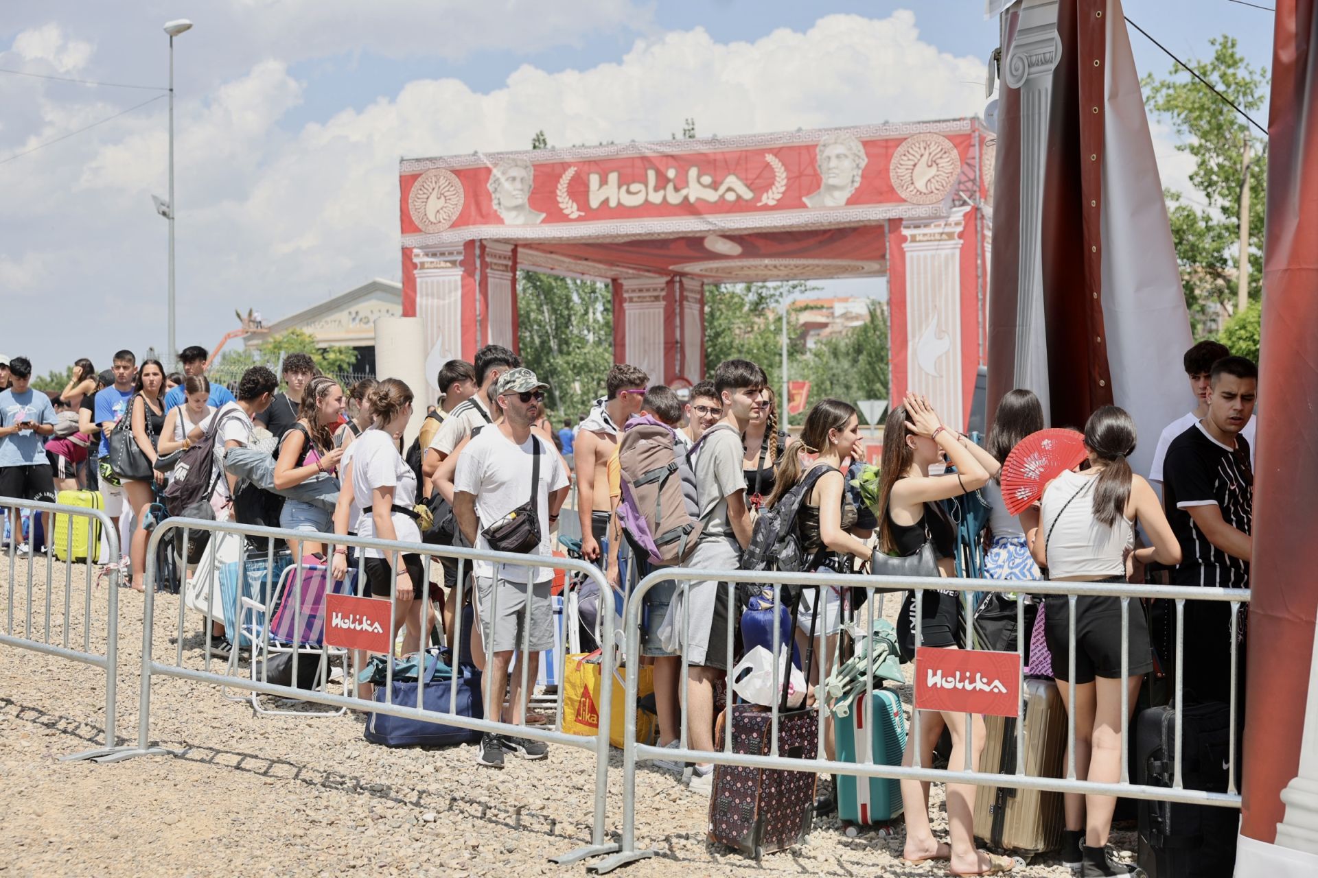 Los &#039;holikers&#039; llegan al festival y se instalan en el camping