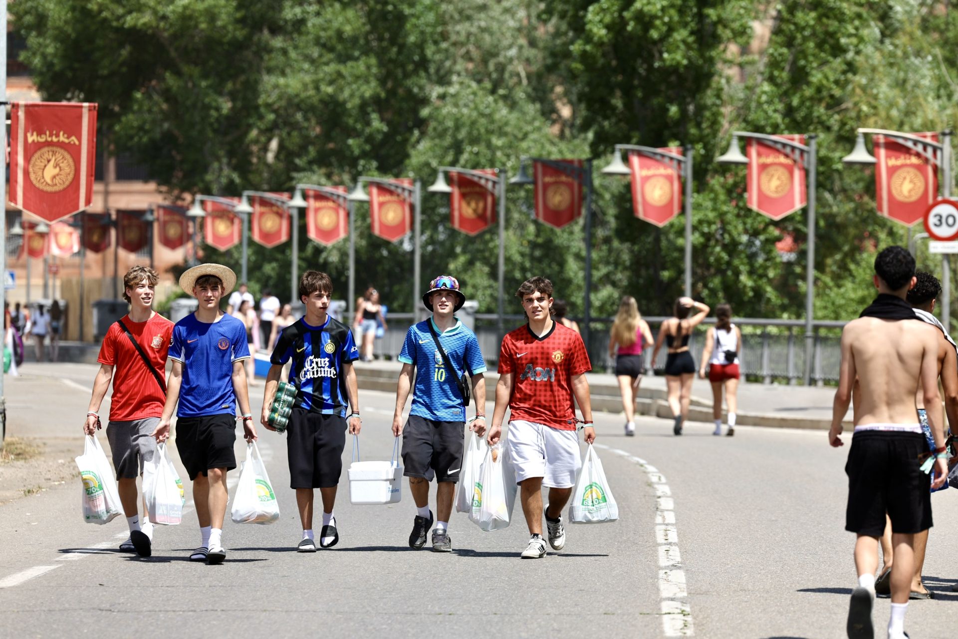 Los &#039;holikers&#039; llegan al festival y se instalan en el camping