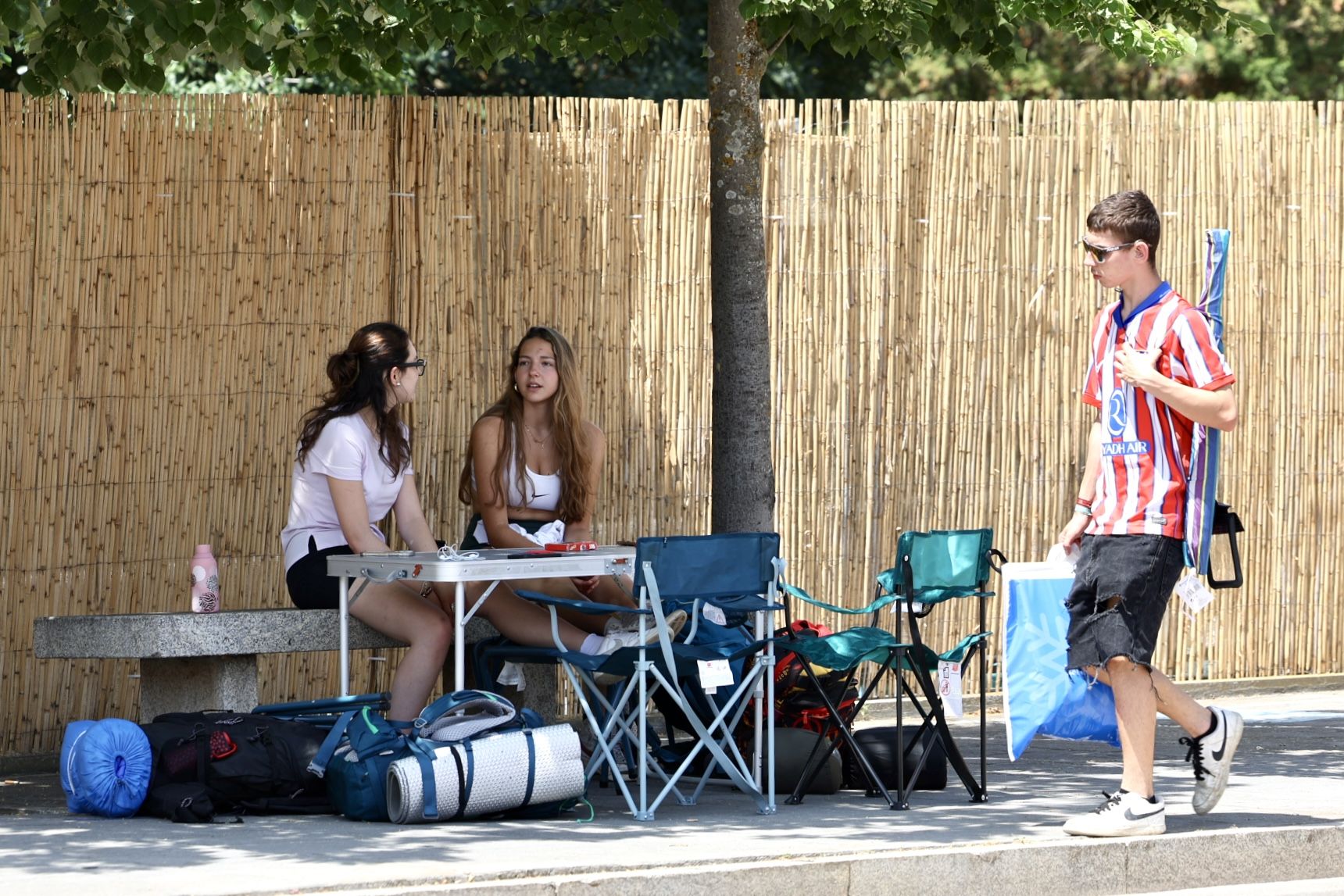 Los &#039;holikers&#039; llegan al festival y se instalan en el camping