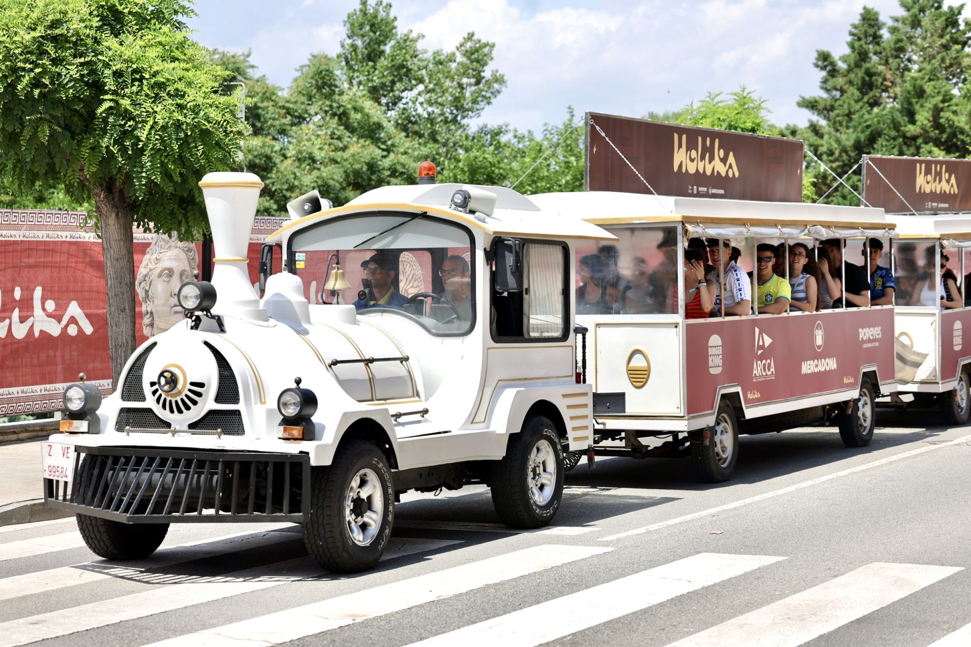 Los &#039;holikers&#039; llegan al festival y se instalan en el camping