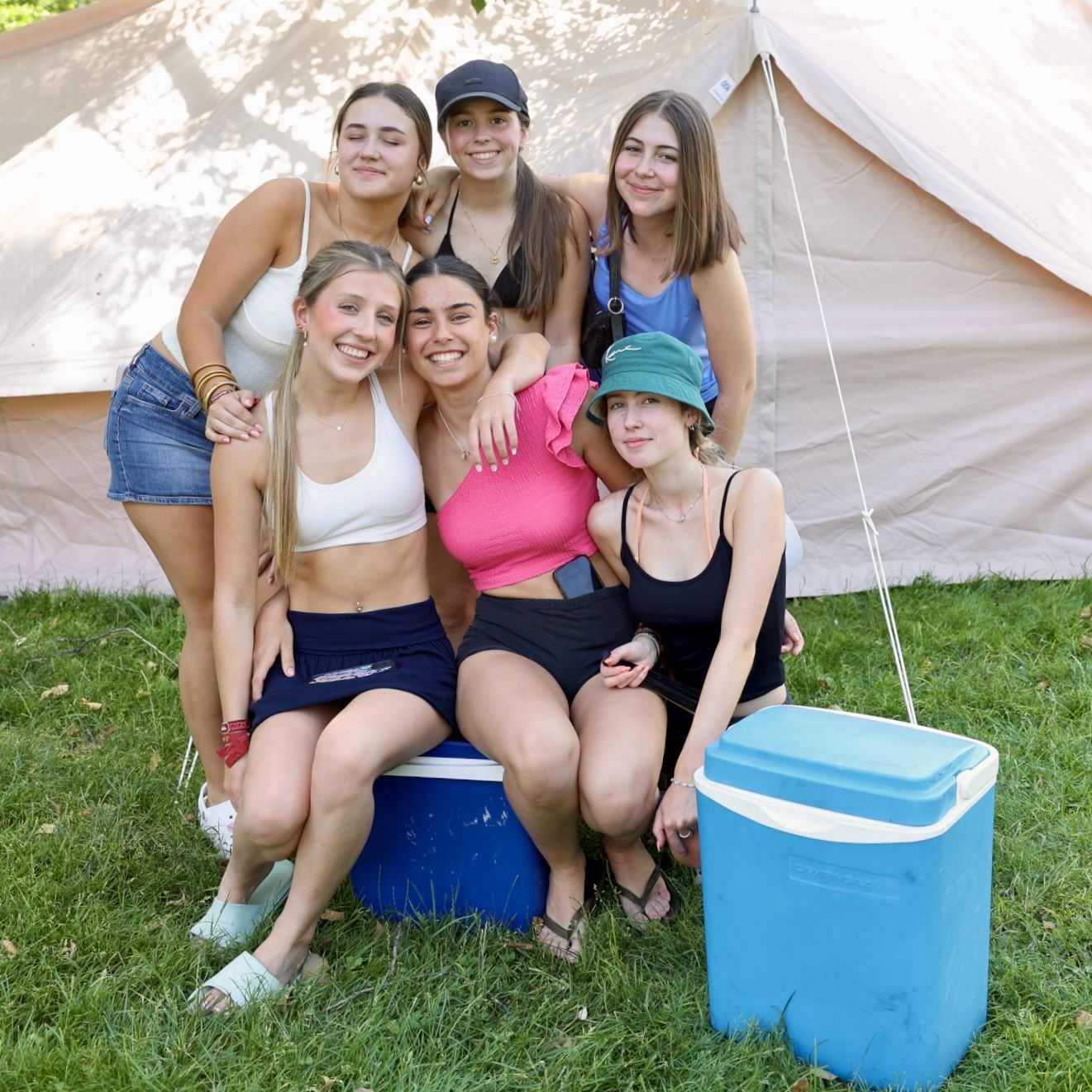 Los &#039;holikers&#039; llegan al festival y se instalan en el camping