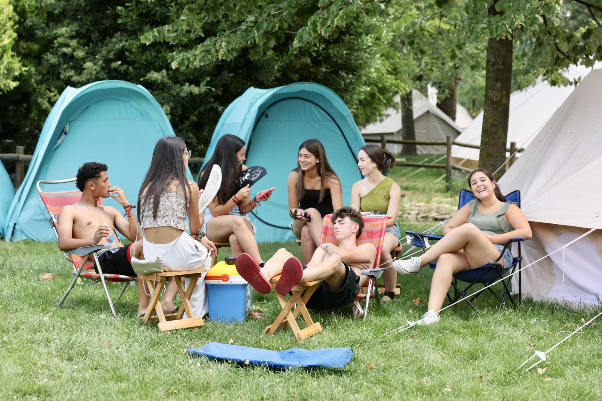 Los &#039;holikers&#039; llegan al festival y se instalan en el camping