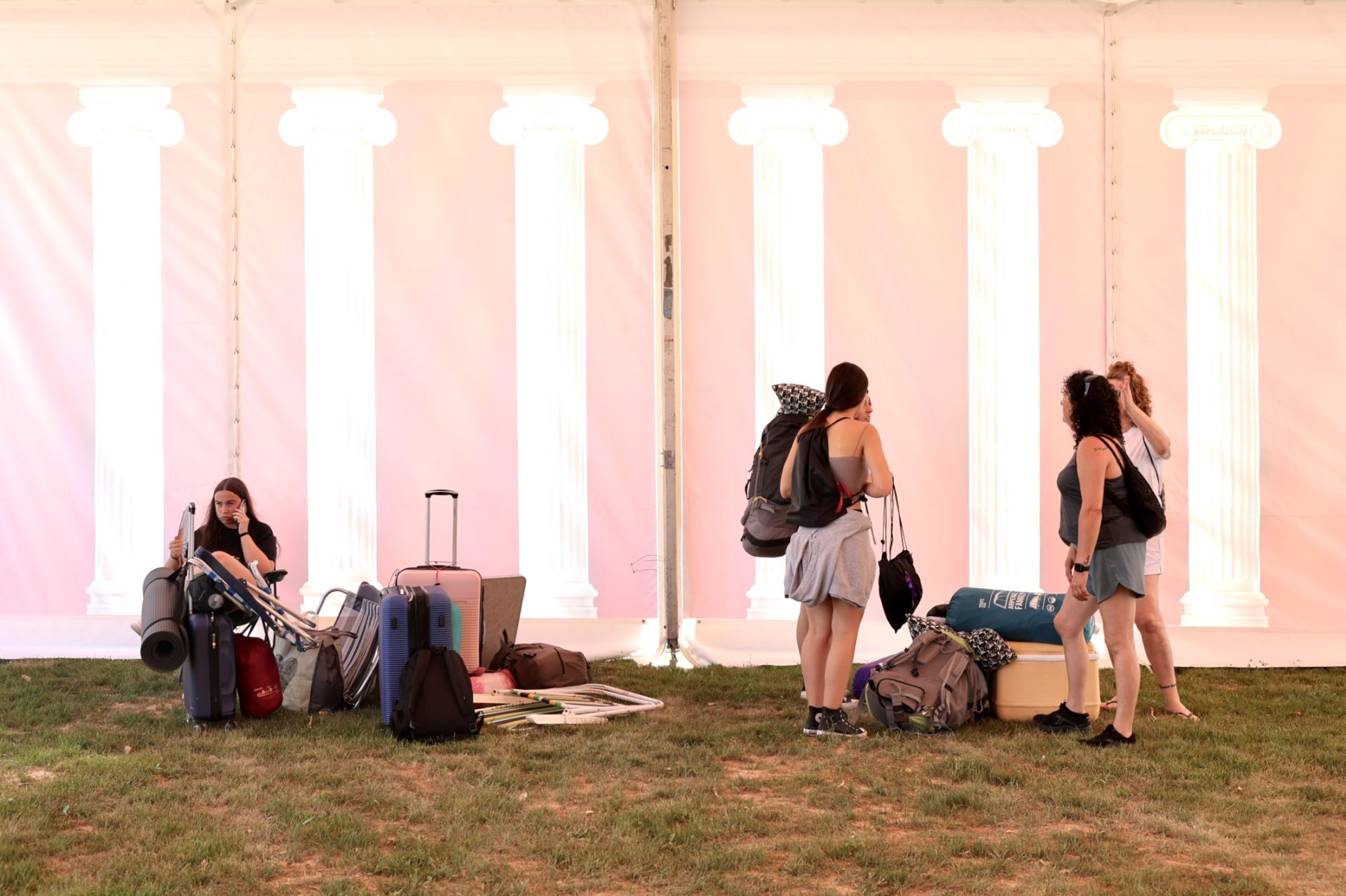 Los &#039;holikers&#039; llegan al festival y se instalan en el camping