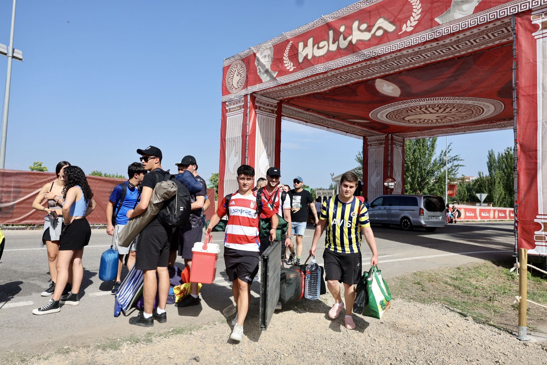 Los &#039;holikers&#039; llegan al festival y se instalan en el camping