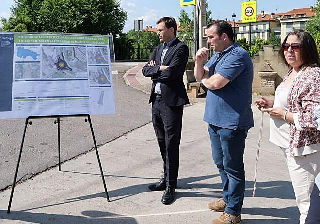 Daniel Osés, Sergio Chicote y Encarna Fuertes atienden a las explicaciones.