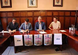 Firma de los documentos por parte del presidente de la Fundación Ángel Galilea, Carlos Baquerín y el alcalde de Santo Domingo, Raúl Riaño.