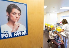 Una enfermera administra las vacunas de la gripe y el covid a una paciente en un centro de salud de la capital riojana.