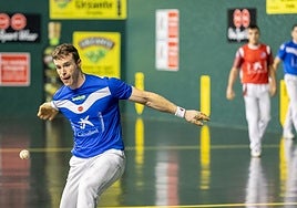 Artola se dispone a golpear con su derecha.