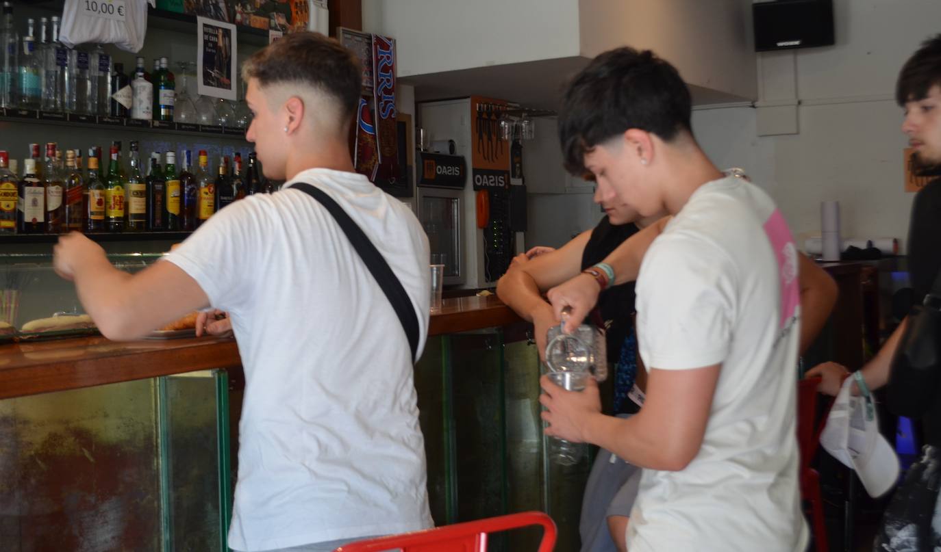 Las imágenes que dejan los holikers tras la primera noche del festival