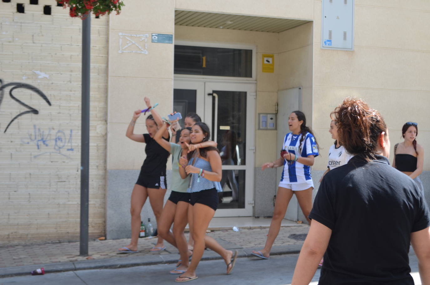 Las imágenes que dejan los holikers tras la primera noche del festival