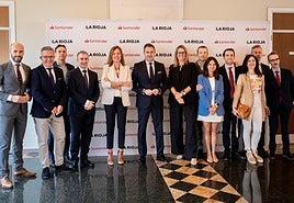 Foto de equipo de responsables del Banco Santander con Javier Gallardo (en el centro), flanqueado por Lorena Ruiz y Beatriz Alonso