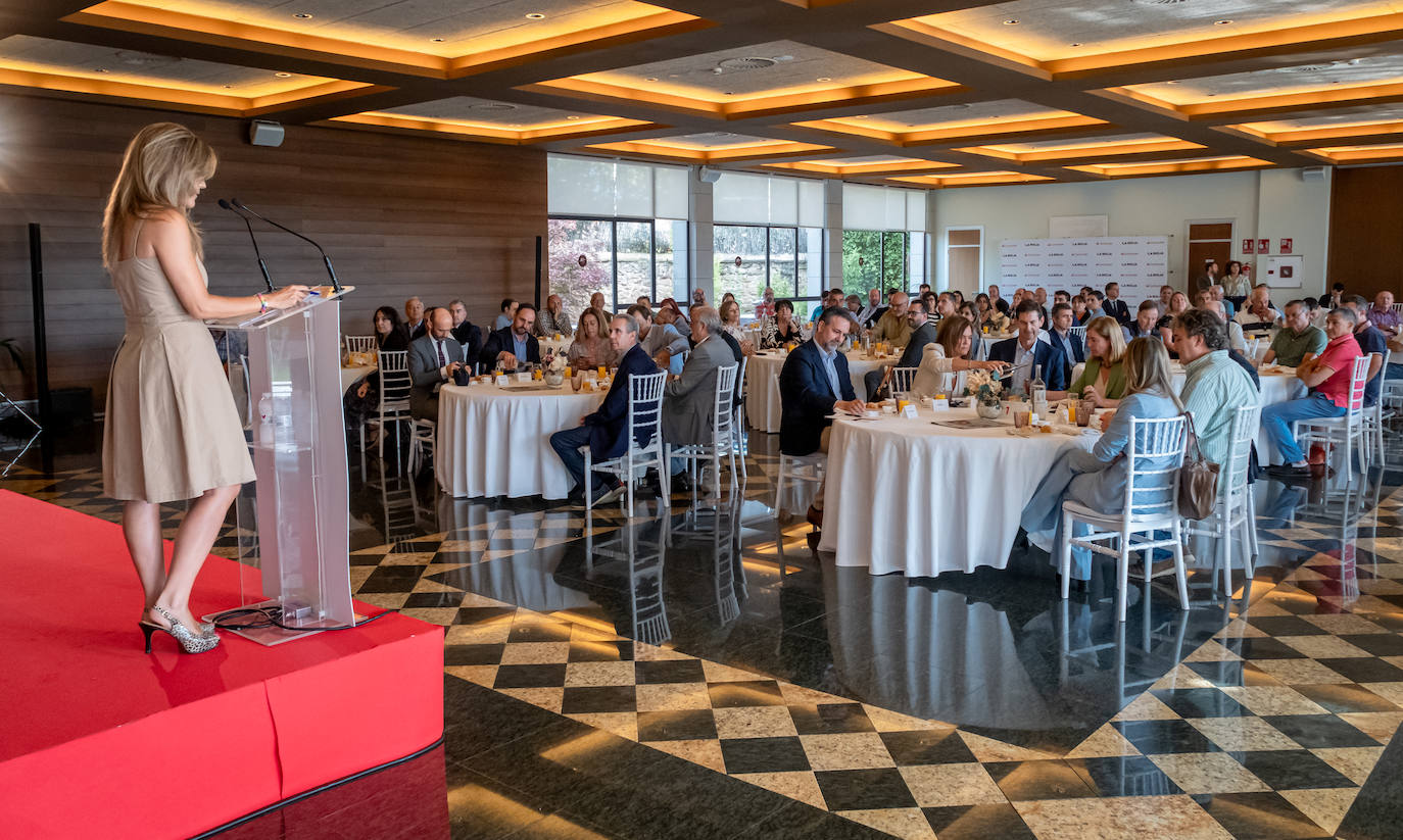 La presentadora del acto, Elsa Martínez, se dirige al público del Foro Agro del Banco Santander.