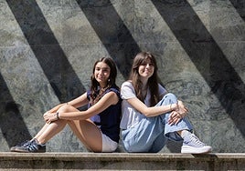 Irene Izquierdo e Isaura Aisa, en El Espolón. Ambas estudiarán primero de Bachillerato en Estados Unidos