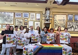 Ruth García, presidenta de Gylda (en el centro), junto con la activista Sol Mendoza (derecha); Jesús Cárcamo, vicepresidente de Gylda (izquierda) y varios representantes de organizaciones del colectivo.