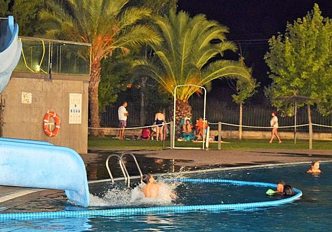 Apertura nocturna de las piscinas de Arrúbal.