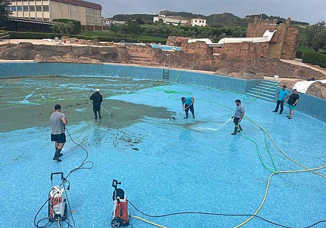 Labores de limpieza en las piscinas de Aqualar de Lardero.