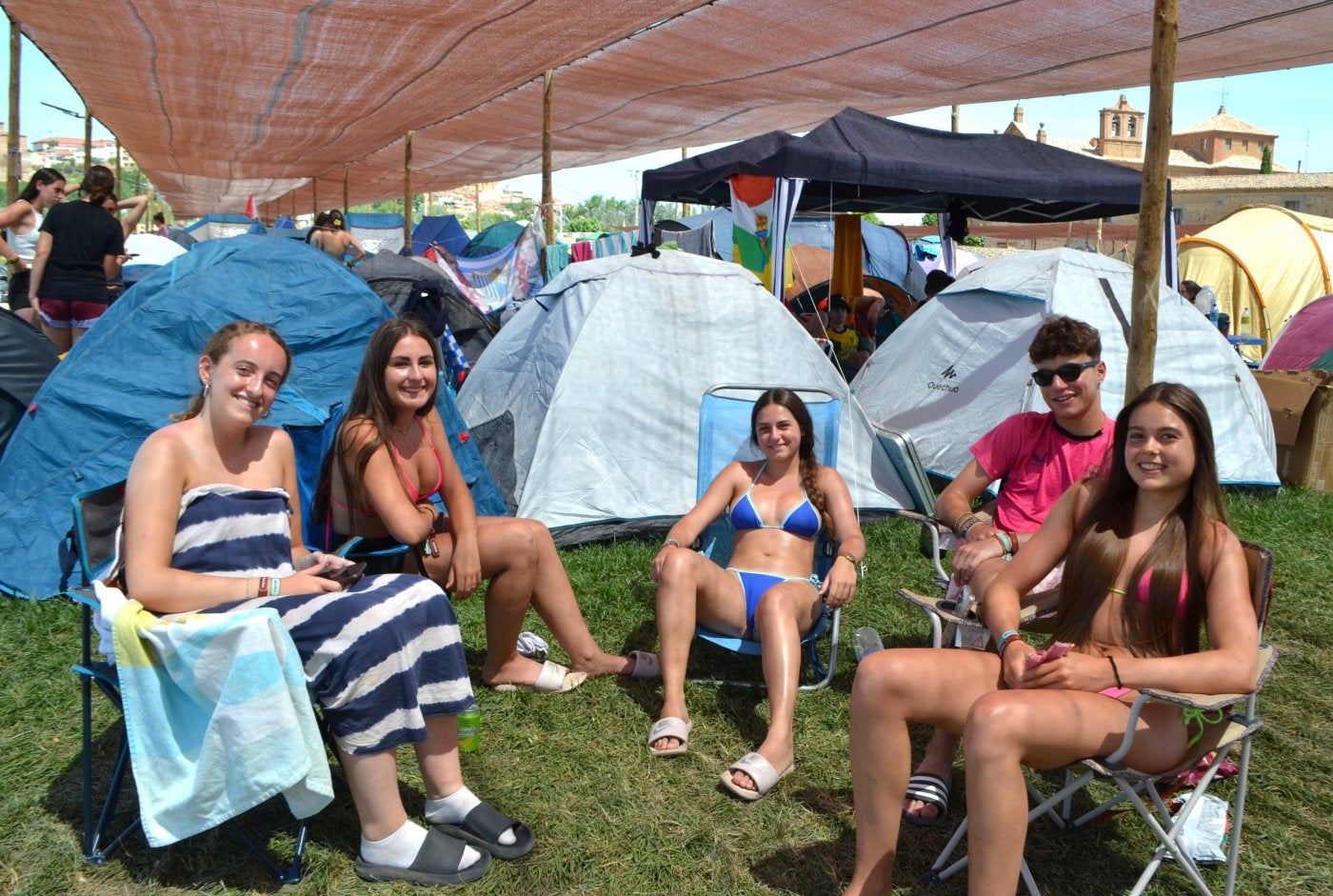 Grupo de jóvenes, este viernes a media mañana, conversando junto a sus tiendas de campaña en la acampada del festival.
