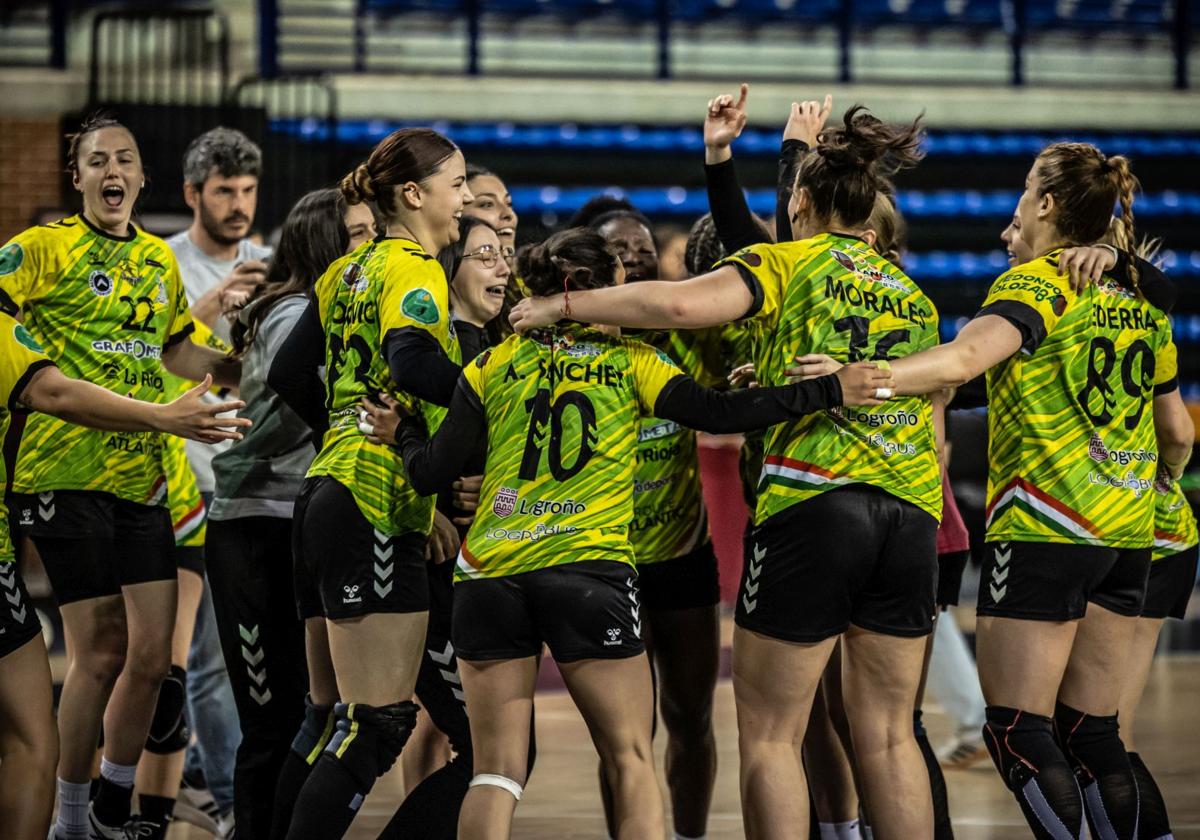 Las jugadoras del Grafometal celebran un triunfo.