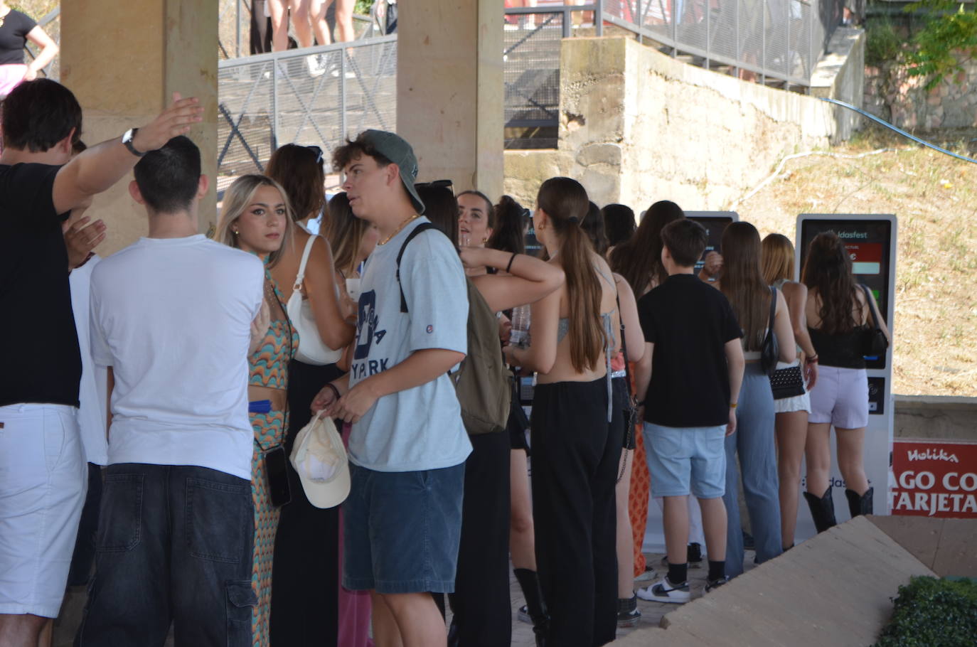 Móviles en mano, abanicos, pogos... Las imágenes que deja la inauguración del festival Holika