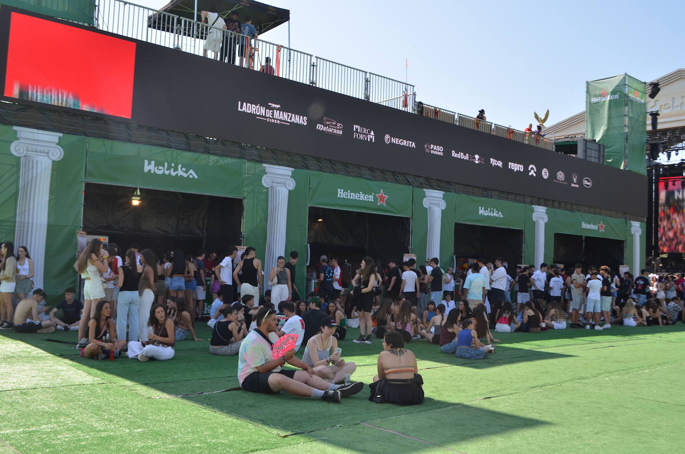 Móviles en mano, abanicos, pogos... Las imágenes que deja la inauguración del festival Holika