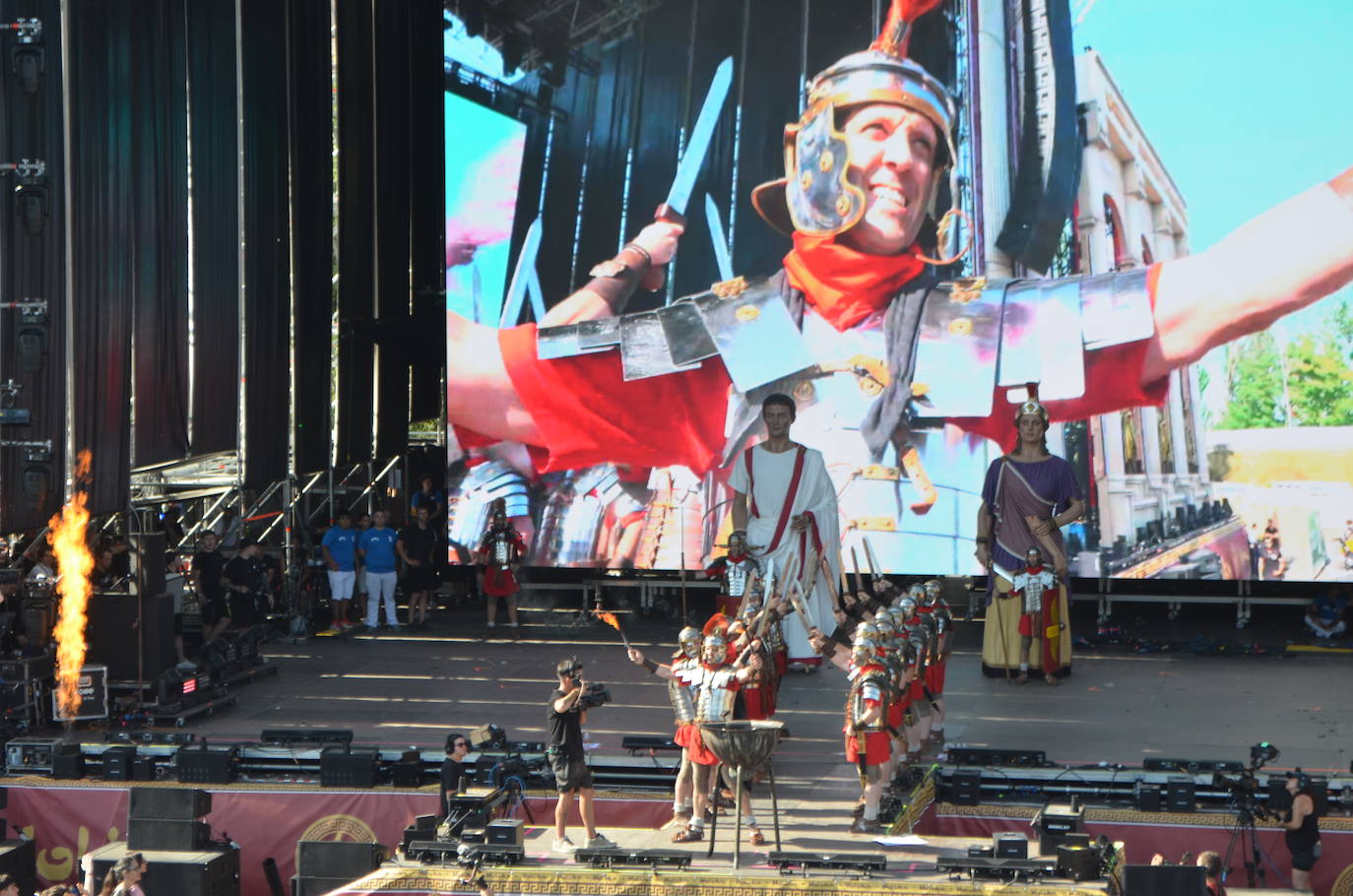 Móviles en mano, abanicos, pogos... Las imágenes que deja la inauguración del festival Holika