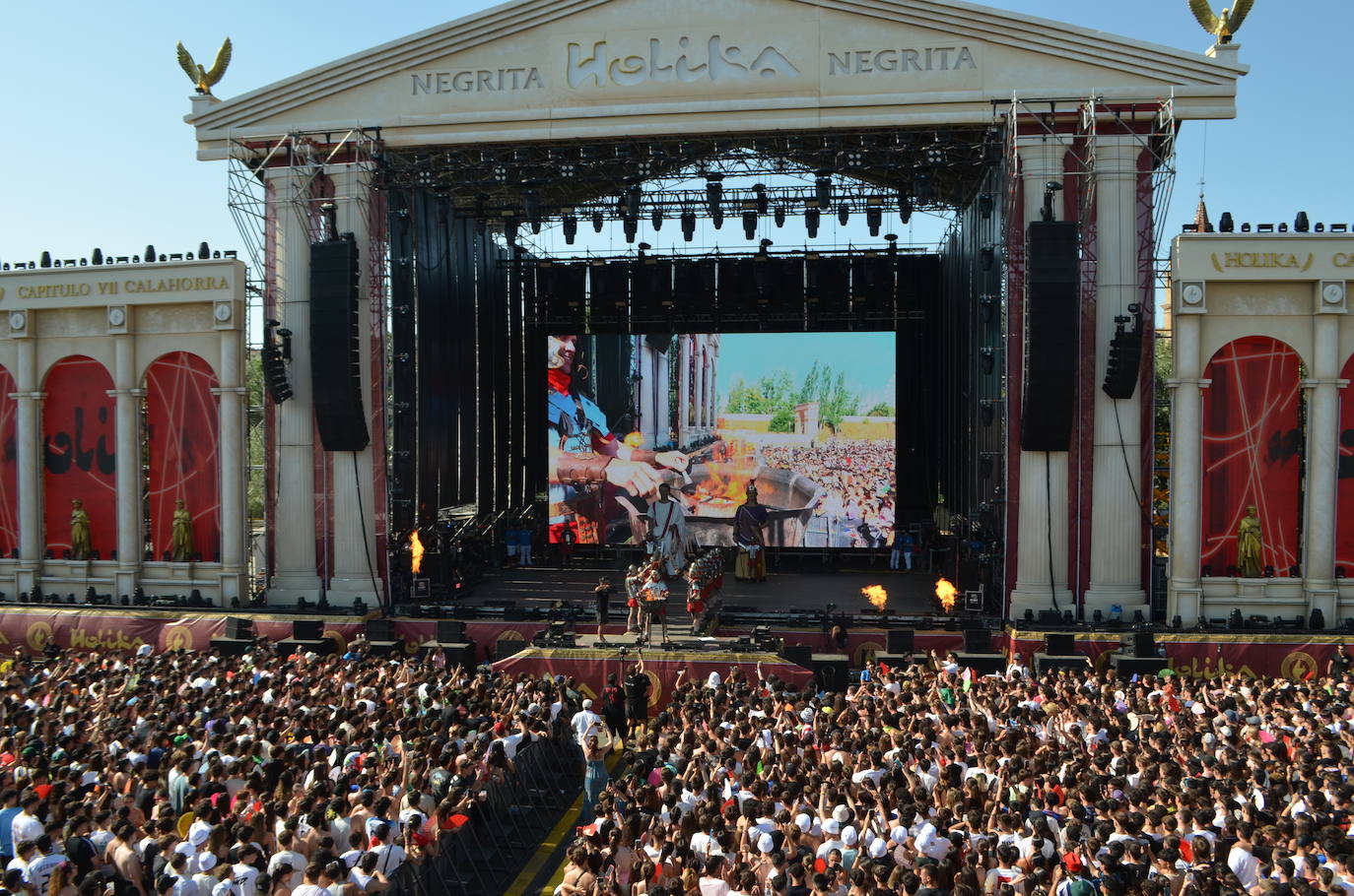 Móviles en mano, abanicos, pogos... Las imágenes que deja la inauguración del festival Holika