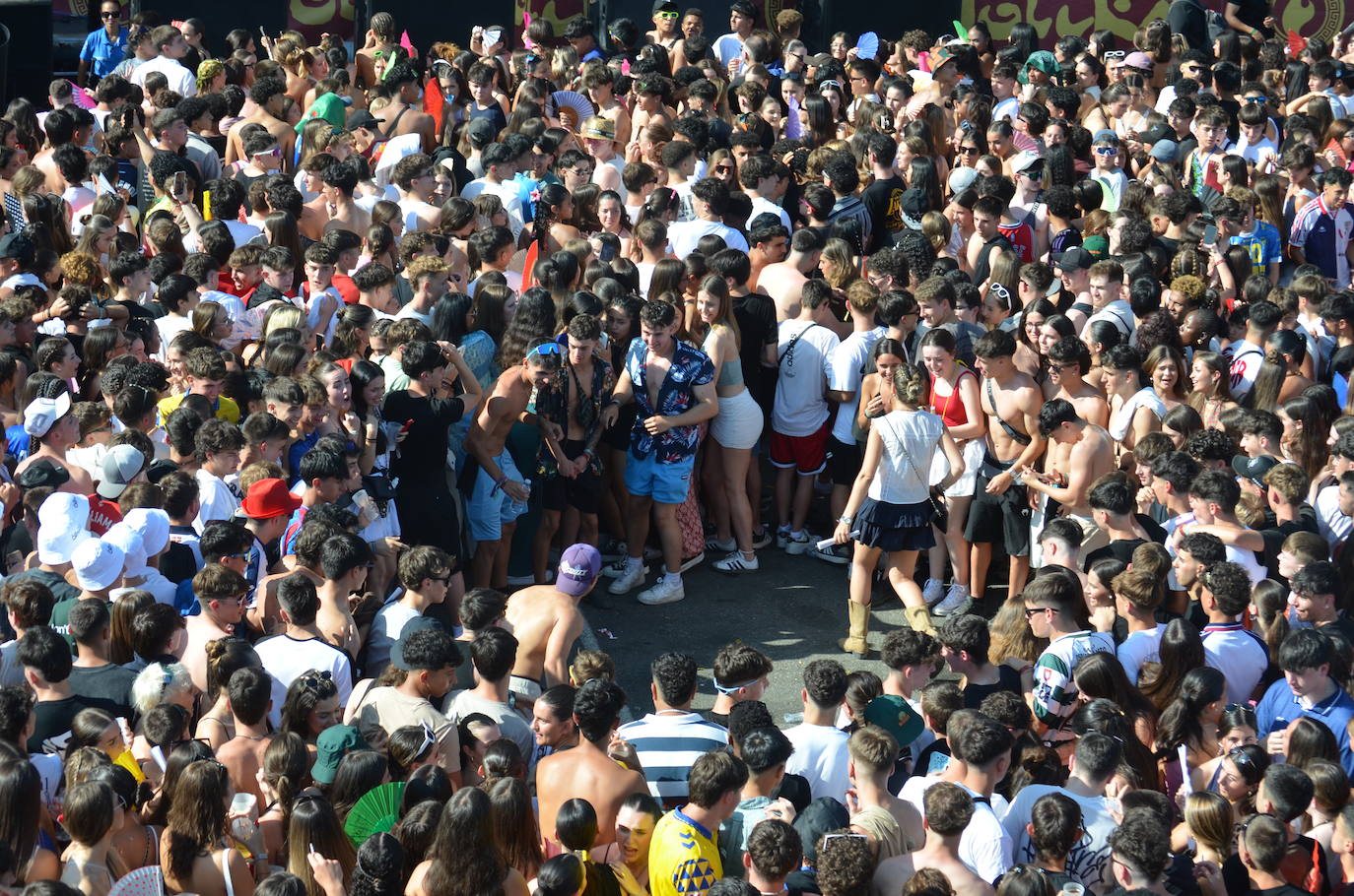 Móviles en mano, abanicos, pogos... Las imágenes que deja la inauguración del festival Holika