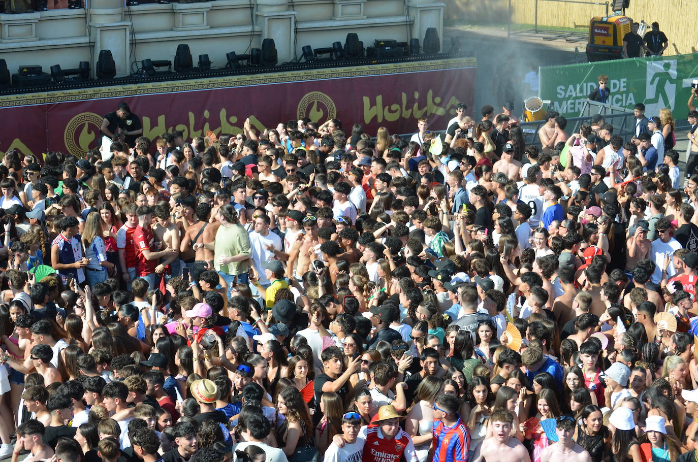 Móviles en mano, abanicos, pogos... Las imágenes que deja la inauguración del festival Holika