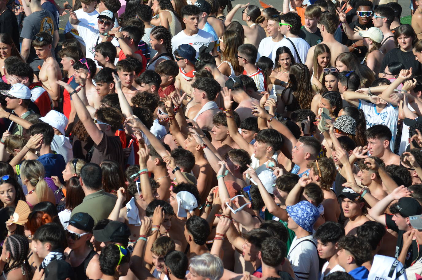 Móviles en mano, abanicos, pogos... Las imágenes que deja la inauguración del festival Holika