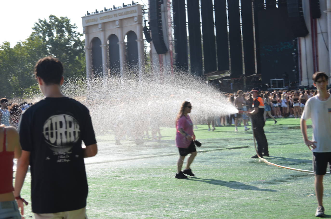 Móviles en mano, abanicos, pogos... Las imágenes que deja la inauguración del festival Holika