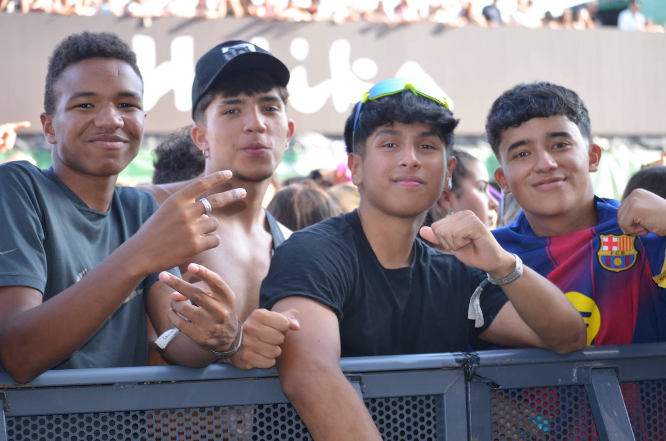 Móviles en mano, abanicos, pogos... Las imágenes que deja la inauguración del festival Holika