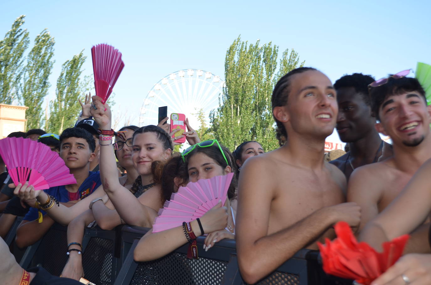 Móviles en mano, abanicos, pogos... Las imágenes que deja la inauguración del festival Holika