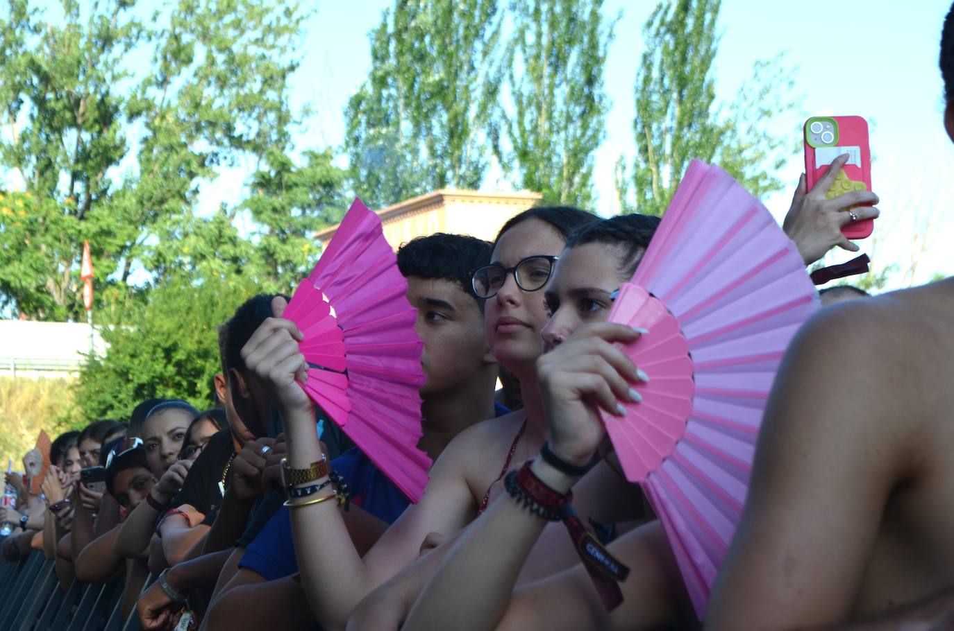 Móviles en mano, abanicos, pogos... Las imágenes que deja la inauguración del festival Holika