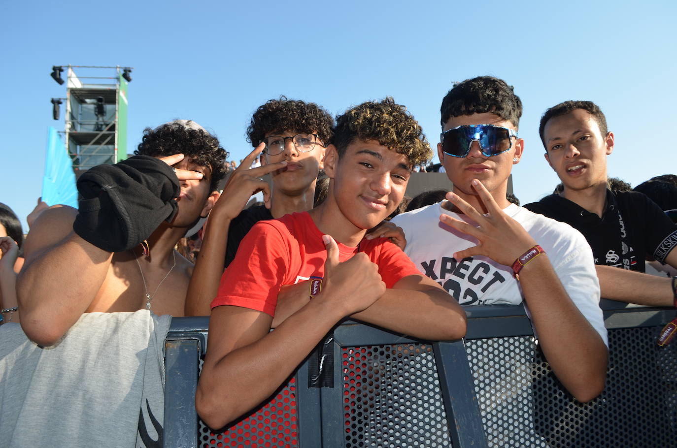 Móviles en mano, abanicos, pogos... Las imágenes que deja la inauguración del festival Holika