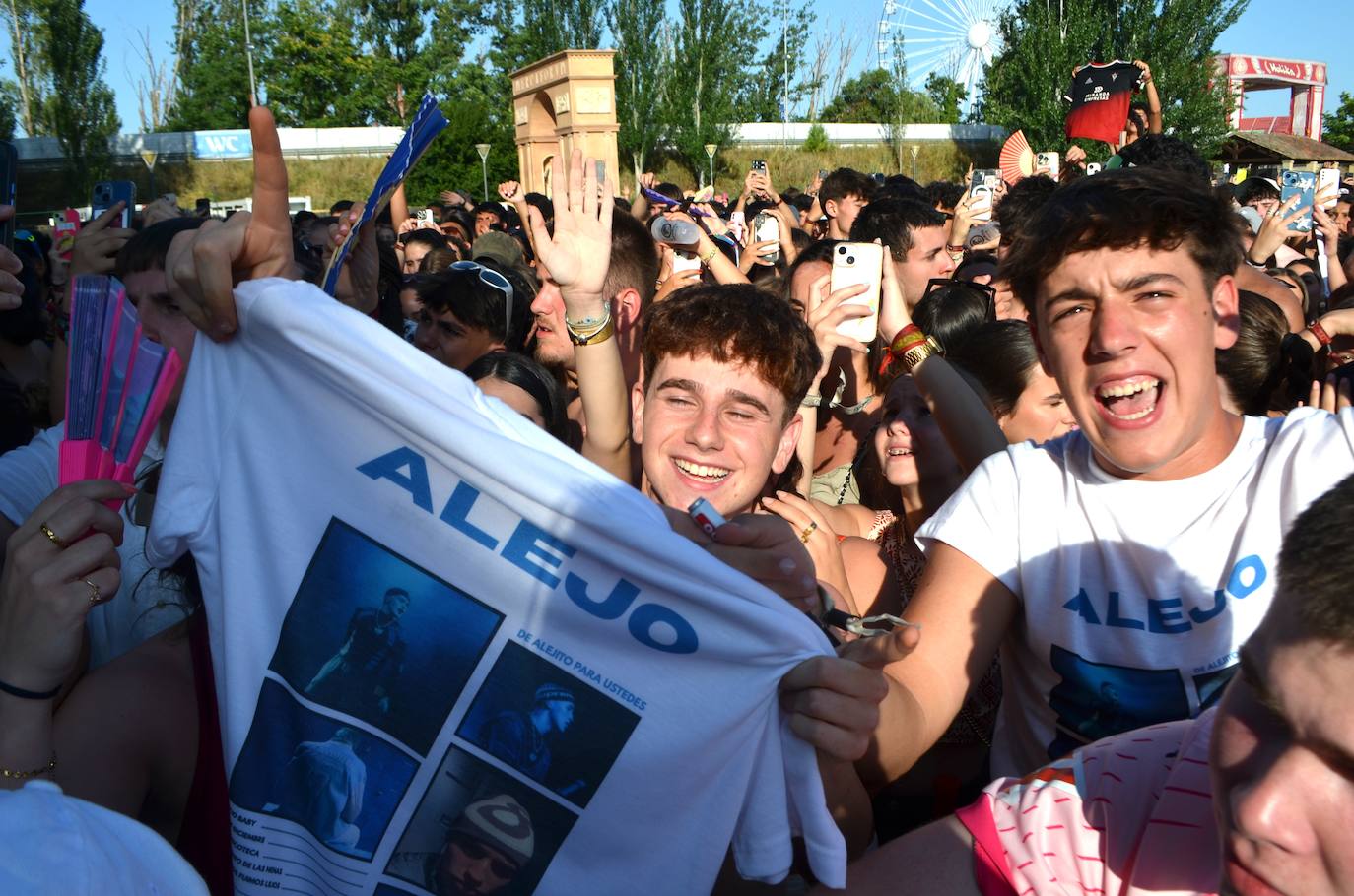 Móviles en mano, abanicos, pogos... Las imágenes que deja la inauguración del festival Holika