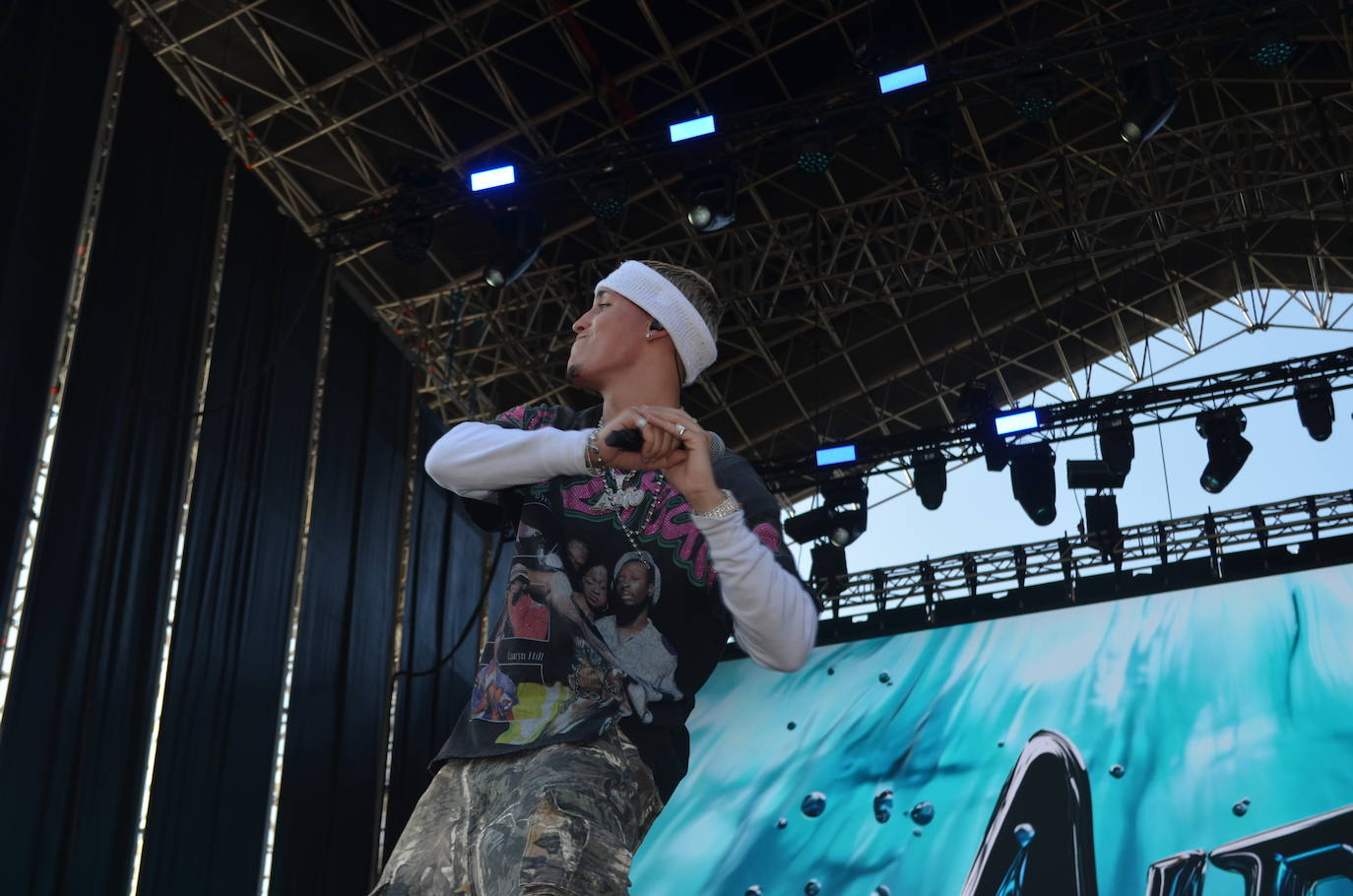 Móviles en mano, abanicos, pogos... Las imágenes que deja la inauguración del festival Holika