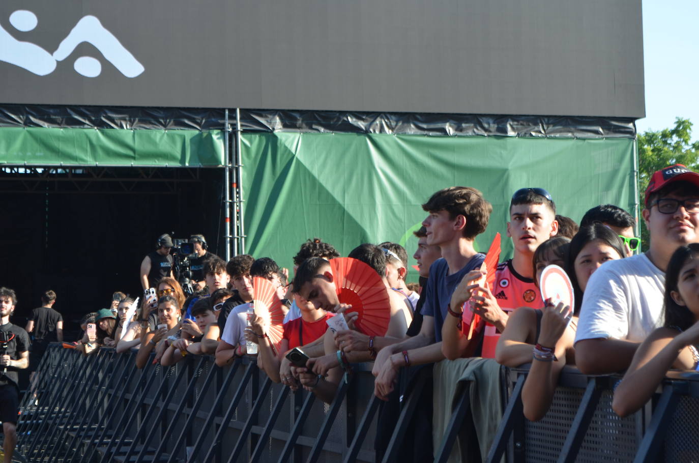 Móviles en mano, abanicos, pogos... Las imágenes que deja la inauguración del festival Holika