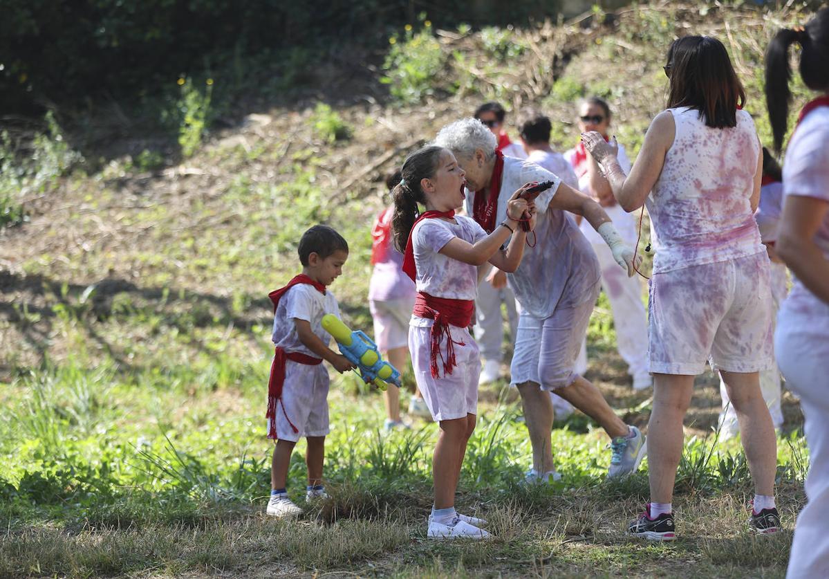 Los mini jarreros vencen en la Batalla del Vino Infantil