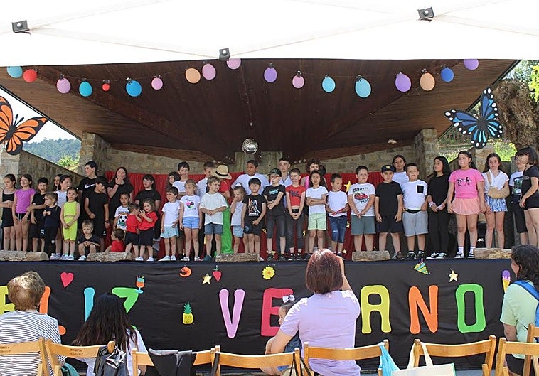 Los alumnos del CRA Cameros Nuevos durante la presentación del himno 'Aprendo entre montañas' en Torrecilla en Cameros.